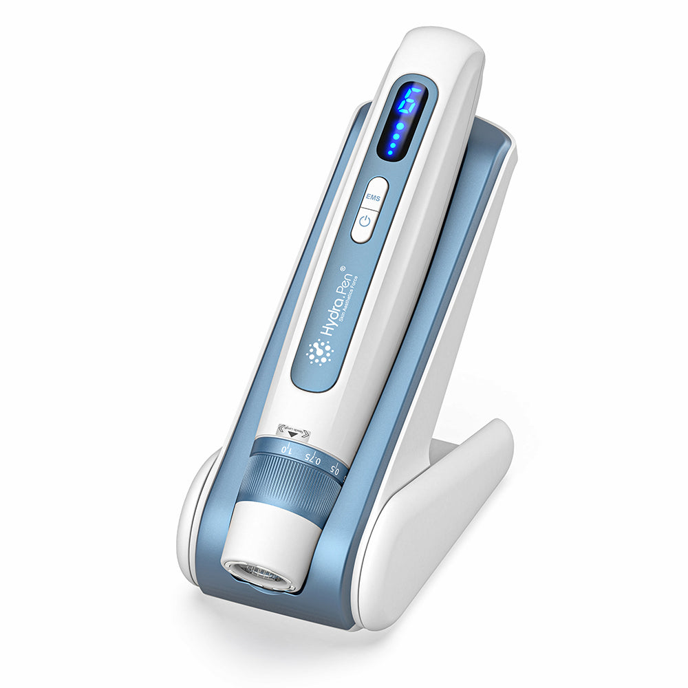 HydraPen H5 witte en blauwe microneedling-pen staande in zijn oplaadstation, geavanceerd micronaaldapparaat voor seruminfusie en huidbehandeling.