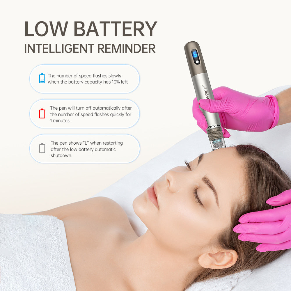 HydraPen h3 microneedling-pen die een laag batterijniveau aangeeft terwijl een therapeut een gezichtsbehandeling uitvoert - intelligente batterijherinnering met automatisch uitschakelsysteem.