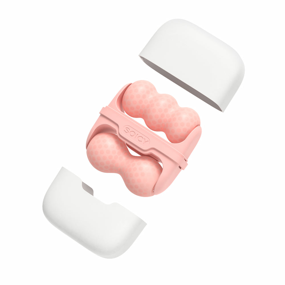 Ice Roller Soicy S30 in roze – ergonomische gezichtroller voor koeltherapie, massage en lymfedrainage, getoond in uit elkaar genomen positie met witte opbergkoffer.