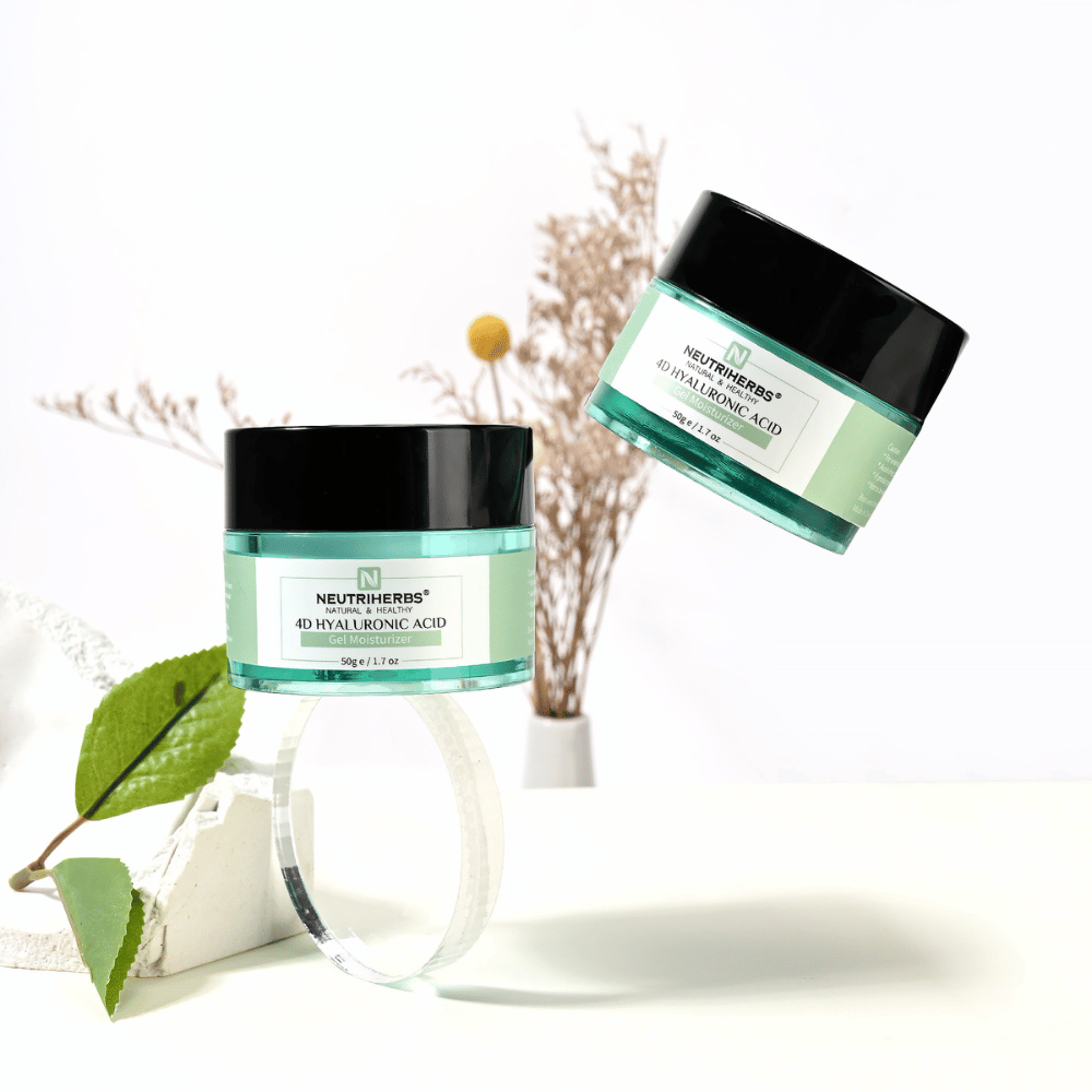 Lifestylebeeld van Neutriherbs 4D Hyaluronic Acid Gel Moisturizer 50 g. Twee potten van de hydraterende gelcrème worden gepresenteerd in een lichte en stijlvolle omgeving met natuurlijke details die een frisse huidverzorgingsroutine en intensieve hydratatie uitstralen.