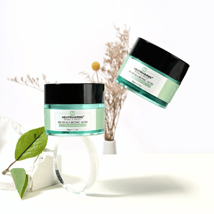 Lifestylebeeld van Neutriherbs 4D Hyaluronic Acid Gel Moisturizer 50 g. Twee potten van de hydraterende gelcrème worden gepresenteerd in een lichte en stijlvolle omgeving met natuurlijke details die een frisse huidverzorgingsroutine en intensieve hydratatie uitstralen.