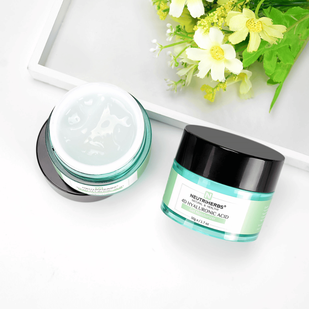 Geopende en gesloten pot van Neutriherbs 4D Hyaluronic Acid Gel Moisturizer 50 g. De afbeelding toont de lichte, frisse textuur van de gelcrème die snel wordt opgenomen en intensieve hydratatie geeft zonder plakkerig of vet aan te voelen op de huid.