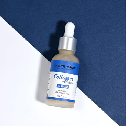 Neutriherbs Collagen + Peptides Serum 30 ml tegen een stijlvolle blauwe en witte achtergrond. Hydraterend gezichtsserum met peptiden en collageen dat bijdraagt aan een stevigere huid, verbeterde elasticiteit en een gladdere huidtextuur.