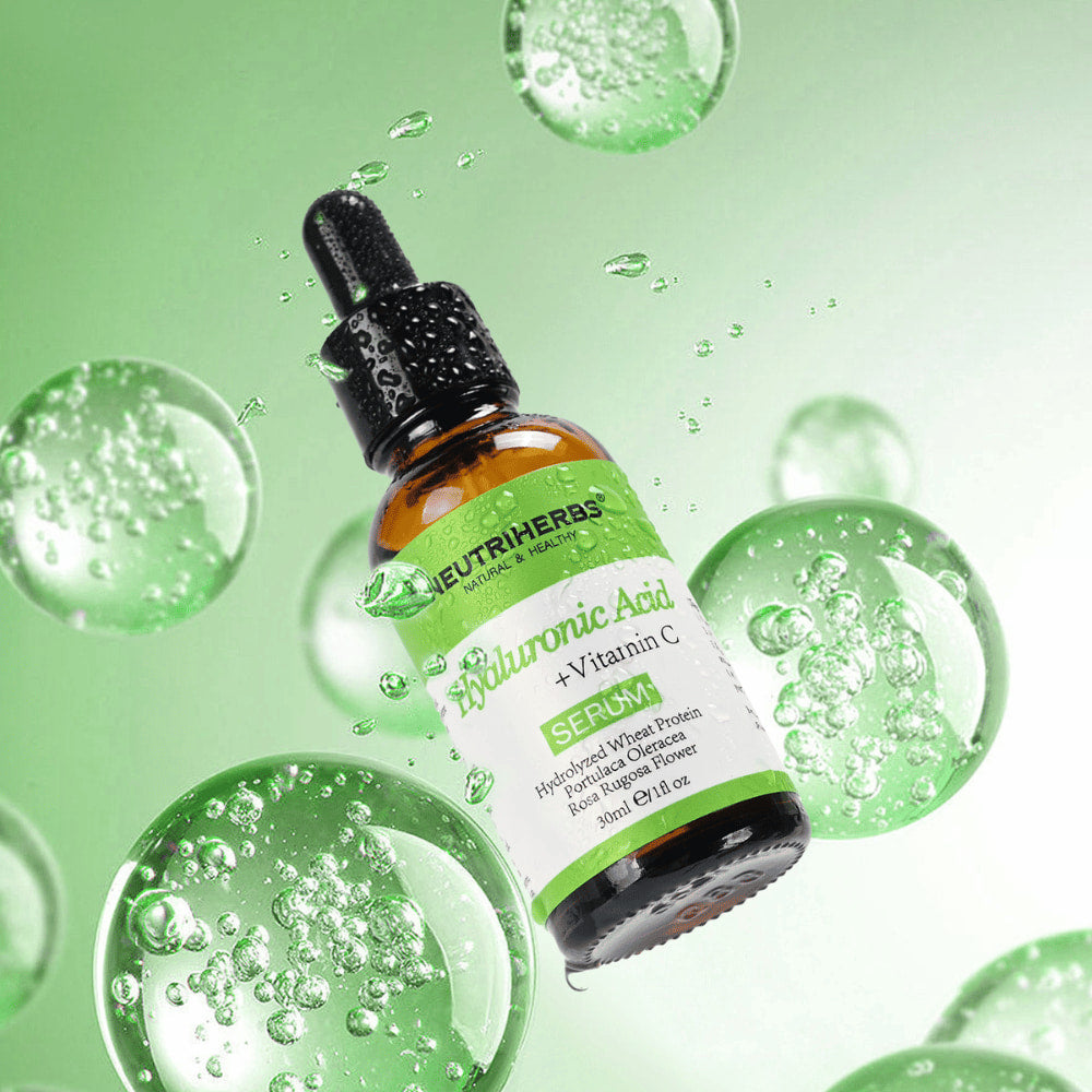 Neutriherbs Hyaluronic Acid + Vitamin C Serum 30 ml met hyaluronzuur en vitamine C. Hydraterend gezichtsserum dat intensief hydrateert, de uitstraling van de huid verbetert en helpt fijne lijntjes te verminderen voor een zachte en frisse huid.