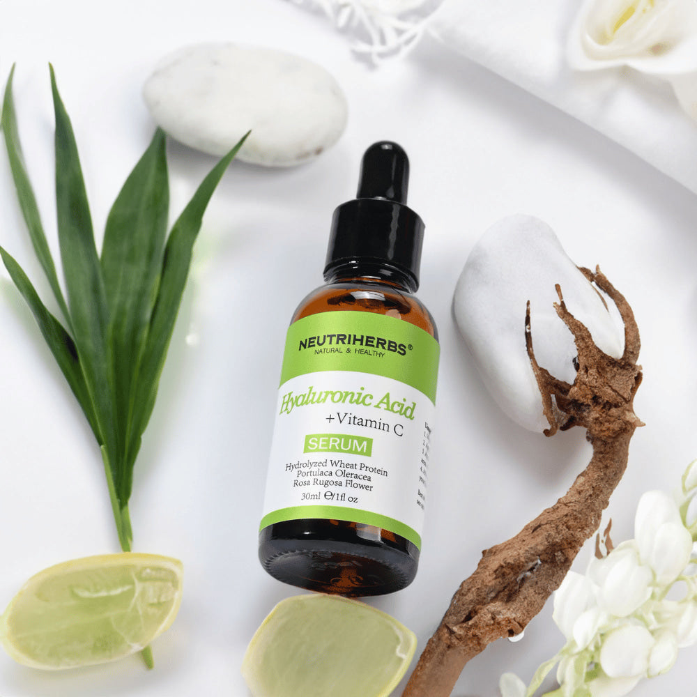 Neutriherbs Hyaluronic Acid + Vitamin C Serum 30 ml met hyaluronzuur en vitamine C. Hydraterend gezichtsserum met natuurlijke ingrediënten dat de huidbarrière versterkt, de huid laat stralen en helpt fijne lijntjes te verminderen.