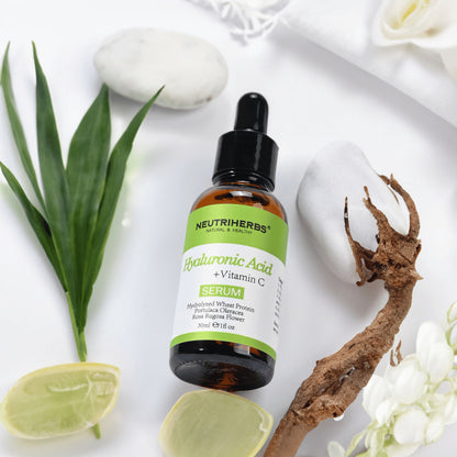 Neutriherbs Hyaluronic Acid + Vitamin C Serum 30 ml met hyaluronzuur en vitamine C. Hydraterend gezichtsserum met natuurlijke ingrediënten dat de huidbarrière versterkt, de huid laat stralen en helpt fijne lijntjes te verminderen.