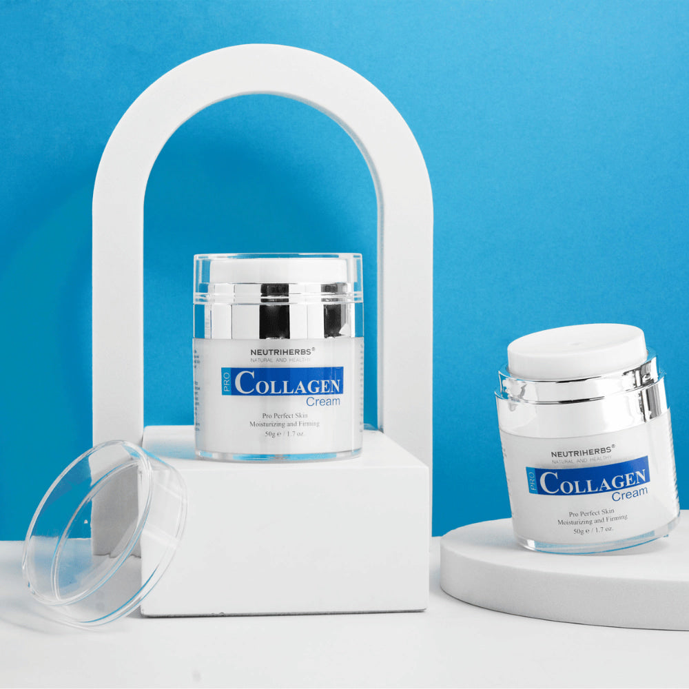 Neutriherbs Pro Collagen Cream 50 g gefotografeerd tegen een blauwe achtergrond. Twee productafbeeldingen tonen de elegante crèmepot en de luchtdichte pompverpakking die helpt de kwaliteit van het product te behouden en de dosering hygiënisch maakt.