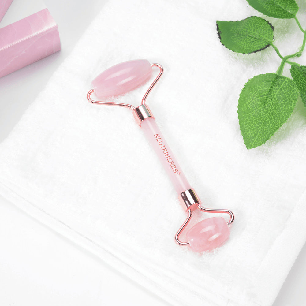Neutriherbs Rose Quartz Face Roller van roze kwarts voor zachte gezichtsmassage en huidverzorging.