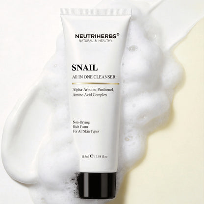 Neutriherbs Snail All In One Cleanser met reinigingsschuim – milde gezichtsreiniging die vuil, talg en make-up effectief verwijdert zonder de huid uit te drogen.