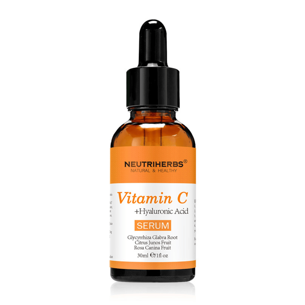 Neutriherbs Vitamin C + Hyaluronic Acid Serum 30 ml tegen een witte achtergrond. Gezichtsserum met vitamine C en hyaluronzuur dat de huid hydrateert, meer glans geeft en bijdraagt aan een egalere teint.