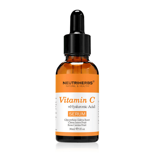 Neutriherbs Vitamin C + Hyaluronic Acid Serum 30 ml tegen een witte achtergrond. Gezichtsserum met vitamine C en hyaluronzuur dat de huid hydrateert, meer glans geeft en bijdraagt aan een egalere teint.