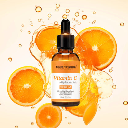 Neutriherbs Vitamin C + Hyaluronic Acid Serum 30 ml met sinaasappelschijfjes en spatten citrusjuice. Productafbeelding die het gehalte aan vitamine C en hyaluronzuur van het serum benadrukt voor intensieve hydratatie, meer glans en een egalere teint.