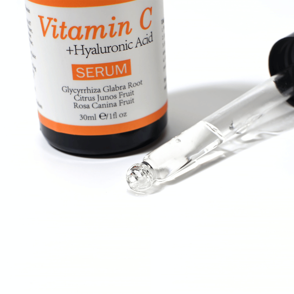 Close-up van pipet en flesje met Neutriherbs Vitamin C + Hyaluronic Acid Serum 30 ml. De lichte serumtextuur wordt snel opgenomen en hydrateert de huid, terwijl deze tegelijk bijdraagt aan meer glans en een egalere teint.