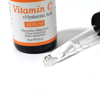 Close-up van pipet en flesje met Neutriherbs Vitamin C + Hyaluronic Acid Serum 30 ml. De lichte serumtextuur wordt snel opgenomen en hydrateert de huid, terwijl deze tegelijk bijdraagt aan meer glans en een egalere teint.